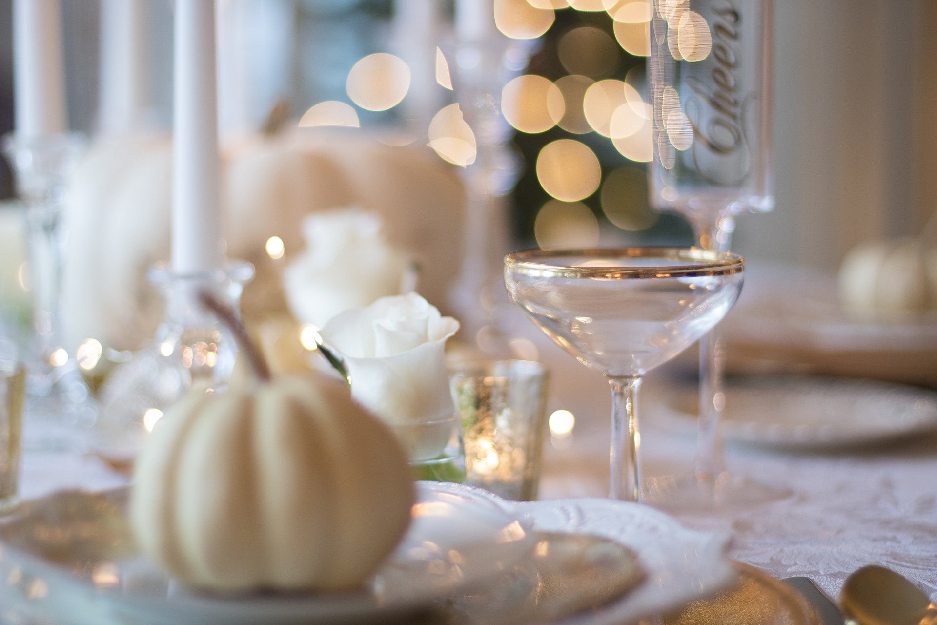 holiday-table-1926946_1920.jpg